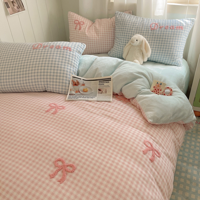 91家纺网 家纺一手货源 找家纺 顾里家纺 2024新款格子蝴蝶结毛巾绣牛奶绒四件套 粉蓝蝴蝶结