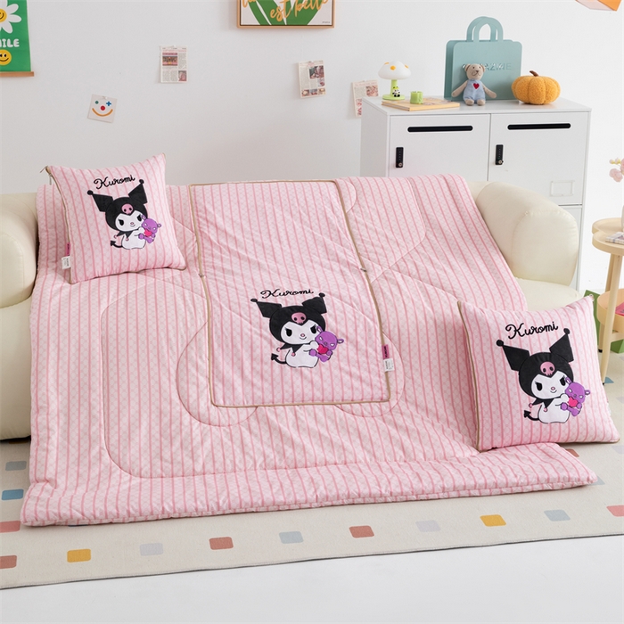 91家纺网 家纺一手货源 找家纺 照世家纺 2024新款亲肤舒适三丽鸥可爱卡通抱枕被 库洛米-粉