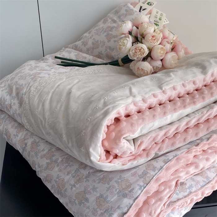 91家纺网 家纺一手货源 找家纺 2025新款秋冬季棉加豆豆绒法式花边款豆豆被被芯蔷薇粉