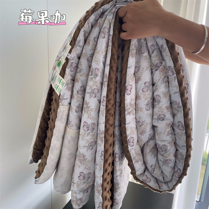 91家纺网 家纺一手货源 找家纺 2025新款秋冬季棉加豆豆绒法式花边款豆豆被被芯莓果咖