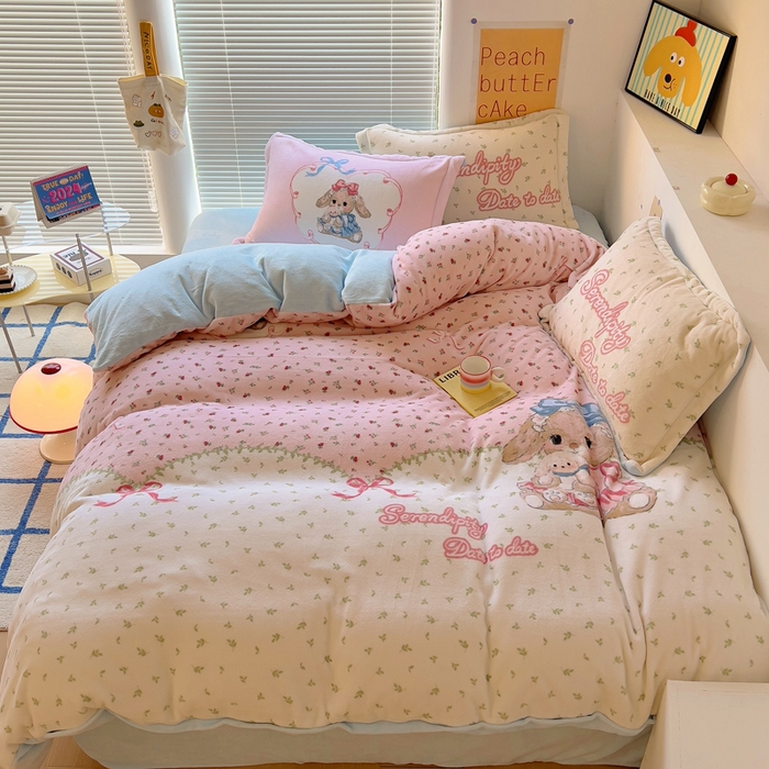 91家纺网 家纺一手货源 找家纺 金爱家 2024新款ins大版牛奶绒数码印花四件套 绒大版-抱抱兔