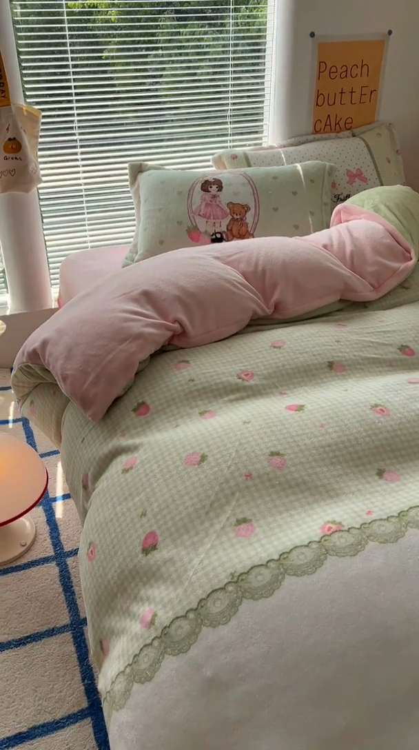 91家纺网 家纺一手货源 找家纺 金爱家 2024新款ins大版牛奶绒数码印花四件套 绒大版-草莓女孩