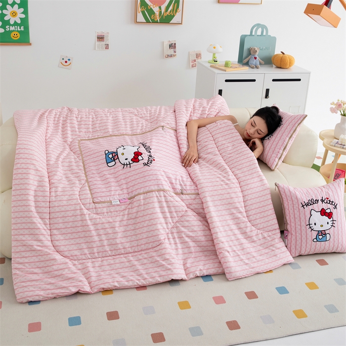 91家纺网 家纺一手货源 找家纺 照世家纺 2024新款亲肤舒适三丽鸥可爱卡通抱枕被 凯蒂猫-粉