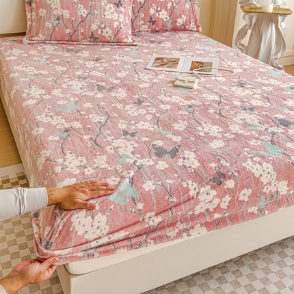 金丝鸟家纺 2024新款加厚240g立体雕花牛奶绒床笠 蝴蝶花 粉