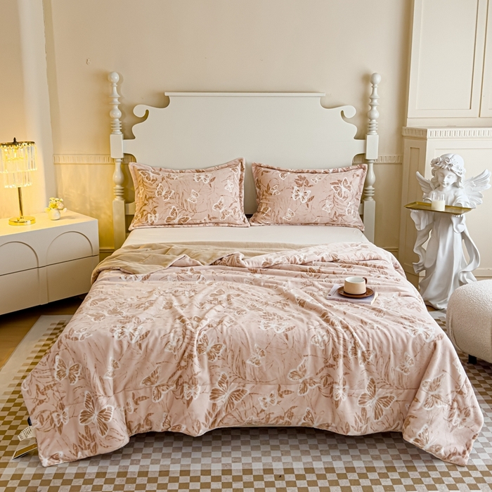 91家纺网 家纺一手货源 找家纺 金丝鸟家纺 2024新款加厚240g立体雕花牛奶绒夹棉绗缝毛毯 蝴蝶飞 咖ab毯