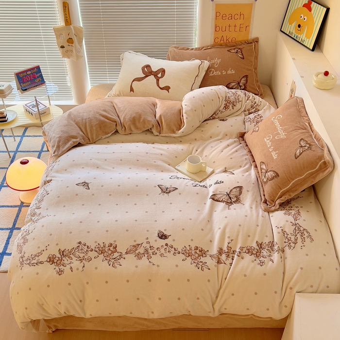 91家纺网 家纺一手货源 找家纺 金爱家 2024新款ins大版牛奶绒数码印花四件套 绒大版-蝴蝶飞飞咖