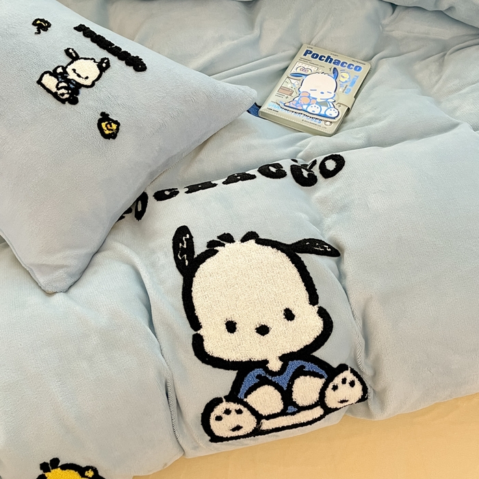 91家纺网 家纺一手货源 找家纺 金爱家 2024新款正版三丽鸥授权毛巾绣刺绣工艺加厚牛奶绒系列四件套 绒毛巾绣-蓝黄帕恰狗