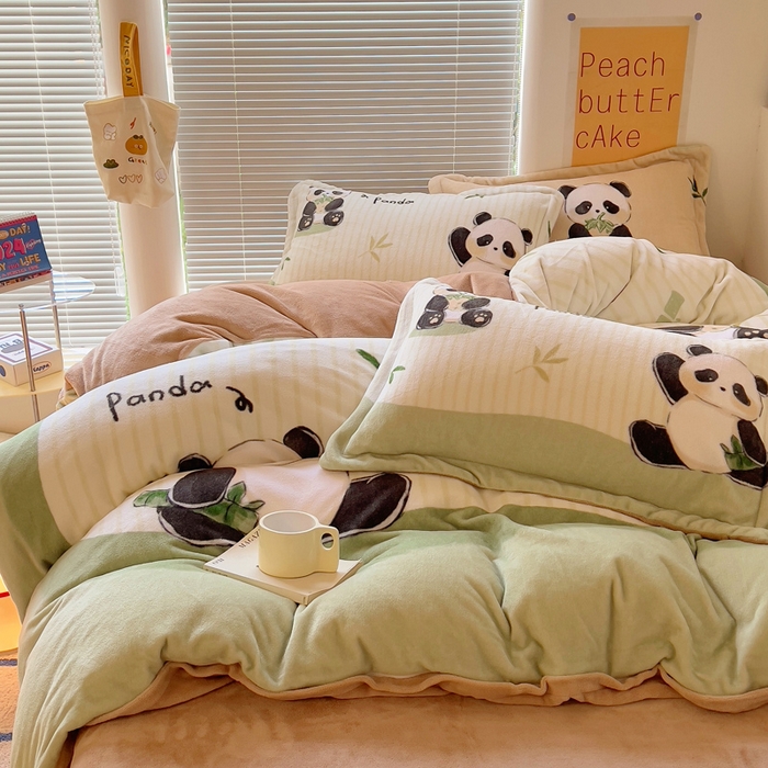 91家纺网 家纺一手货源 找家纺 金爱家 2024新款ins大版牛奶绒数码印花四件套 绒大版-贪吃熊猫