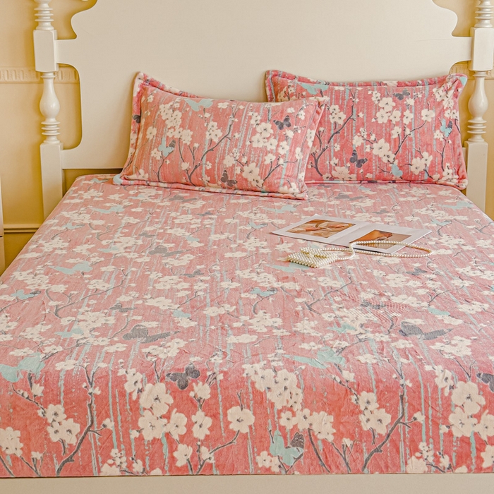 91家纺网 家纺一手货源 找家纺 金丝鸟家纺 2024新款加厚240g立体雕花牛奶绒床笠 蝴蝶花 粉