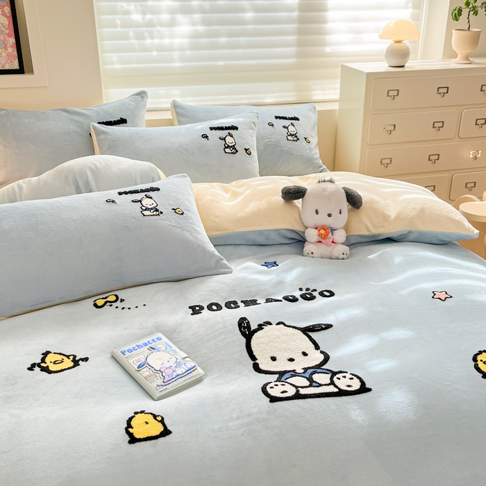 91家纺网 家纺一手货源 找家纺 金爱家 2024新款正版三丽鸥授权毛巾绣刺绣工艺加厚牛奶绒系列四件套 绒毛巾绣-蓝黄帕恰狗