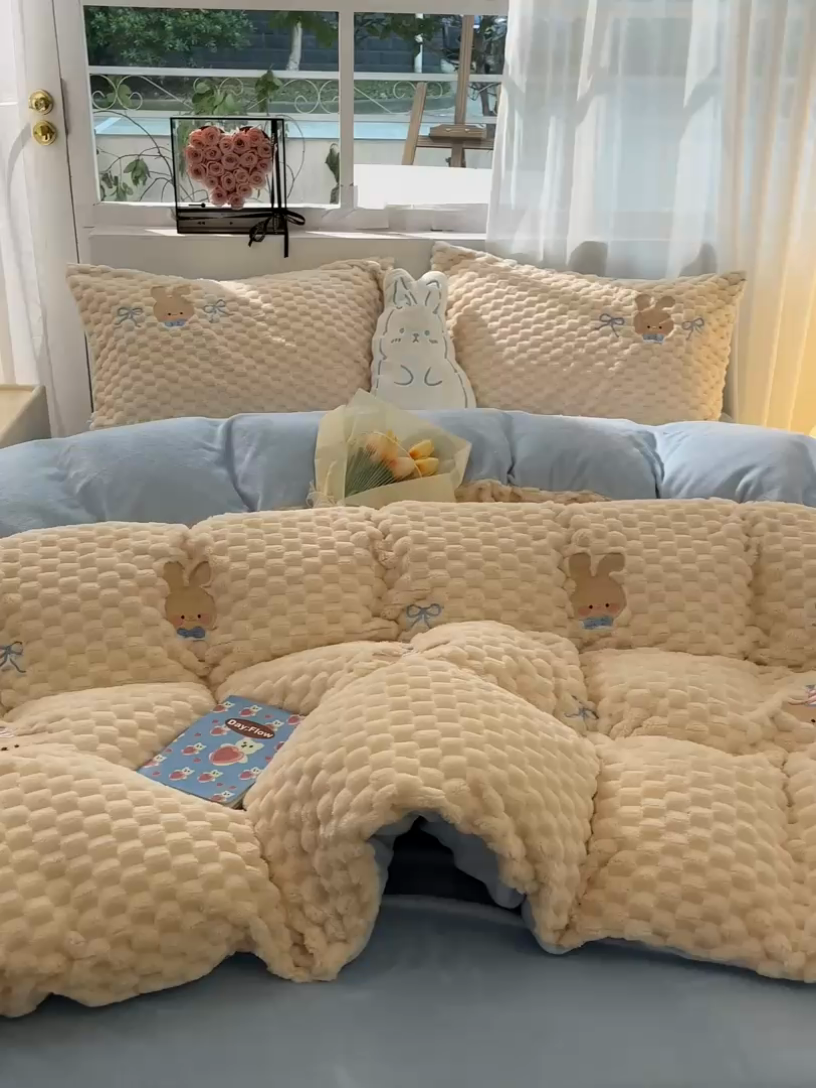 91家纺网 家纺一手货源 找家纺 慕尚家纺  2025新款豆豆绒刺绣四件套 大耳狗 白蓝