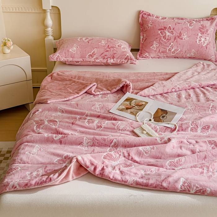 91家纺网 家纺一手货源 找家纺 金丝鸟家纺 2024新款加厚240g立体雕花牛奶绒夹棉绗缝毛毯 蝴蝶飞 粉ab毯