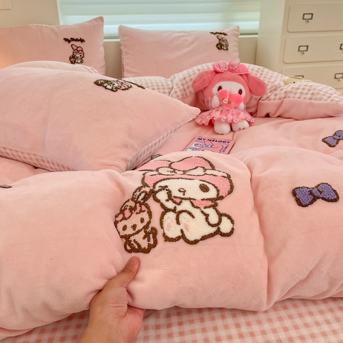 91家纺网 家纺一手货源 找家纺 金爱家 2024新款正版三丽鸥授权毛巾绣刺绣工艺加厚牛奶绒系列四件套 绒毛巾绣-粉格美乐蒂