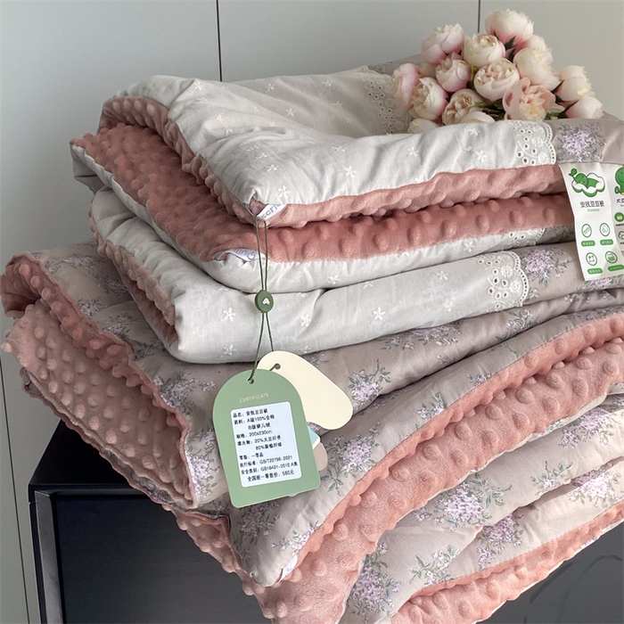 91家纺网 家纺一手货源 找家纺 2025新款秋冬季棉加豆豆绒法式花边款豆豆被被芯 紫薇花