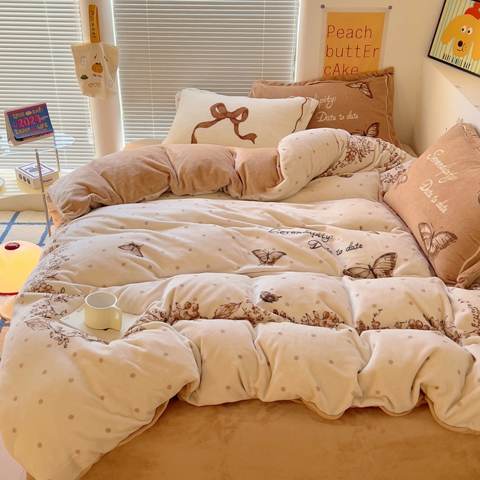 91家纺网 家纺一手货源 找家纺 金爱家 2024新款ins大版牛奶绒数码印花四件套 绒大版-蝴蝶飞飞咖