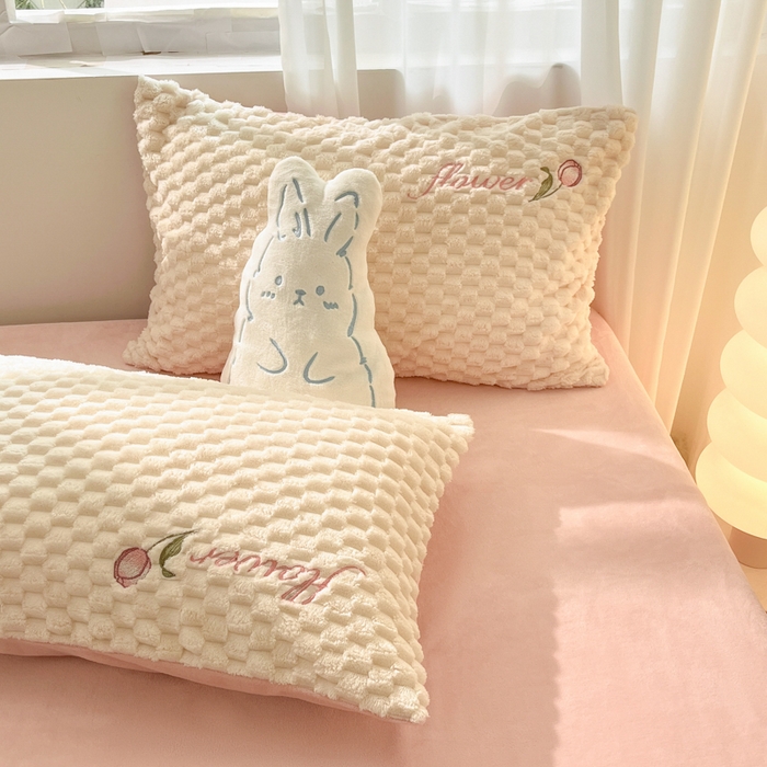 91家纺网 家纺一手货源 找家纺 慕尚家纺  2025新款豆豆绒刺绣四件套 玫瑰 白粉