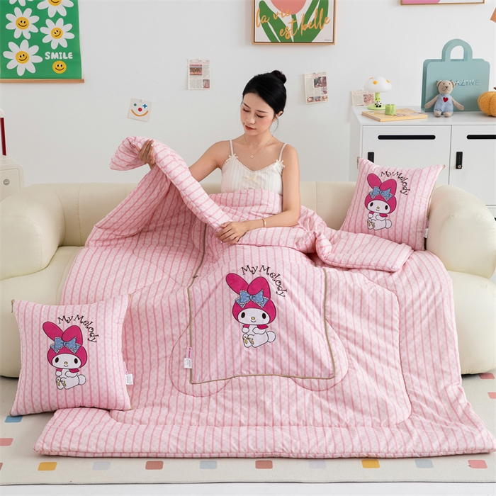 91家纺网 家纺一手货源 找家纺 照世家纺 2024新款亲肤舒适三丽鸥可爱卡通抱枕被 美乐蒂