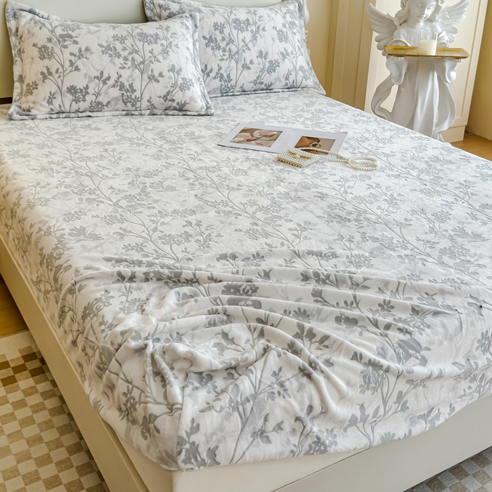 91家纺网 家纺一手货源 找家纺 金丝鸟家纺 2024新款加厚240g立体雕花牛奶绒床笠 繁花 灰