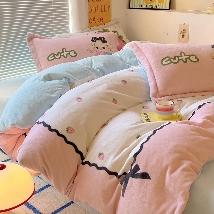 91家纺网 家纺一手货源 找家纺 金爱家 2024新款ins大版牛奶绒数码印花四件套 绒大版-草莓小兔