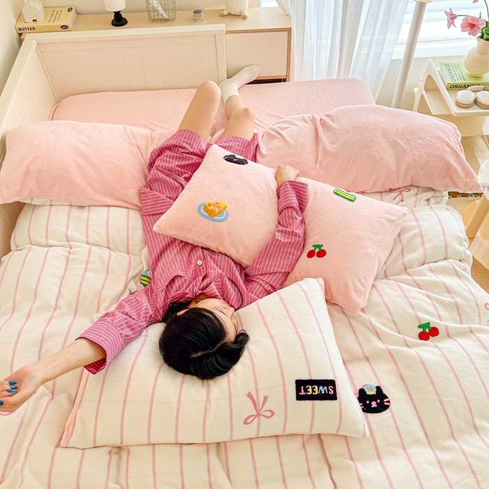 91家纺网 家纺一手货源 找家纺 呗旺鹿 2024新款A类高克重散盘印花毛巾绣牛奶绒四件套 开心派对