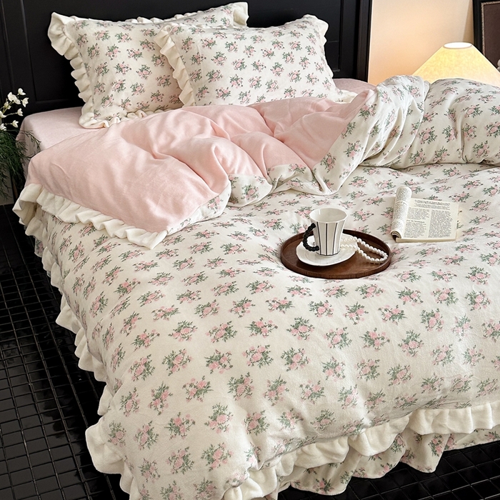 91家纺网 家纺一手货源 找家纺 潘朵拉家纺 2024爆款绒法式双层牛奶绒花边四件套 花溪