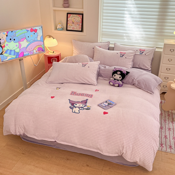 91家纺网 家纺一手货源 找家纺 金爱家 2024新款正版三丽鸥授权毛巾绣刺绣工艺加厚牛奶绒系列四件套 绒毛巾绣-小紫格库洛米