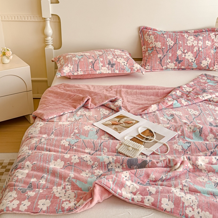 91家纺网 家纺一手货源 找家纺 金丝鸟家纺 2024新款加厚240g立体雕花牛奶绒夹棉绗缝毛毯 蝴蝶花 粉ab毯