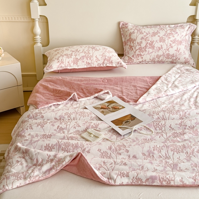 91家纺网 家纺一手货源 找家纺 （总）金丝鸟家纺 2024新款加厚240g立体雕花牛奶绒夹棉绗缝毛毯