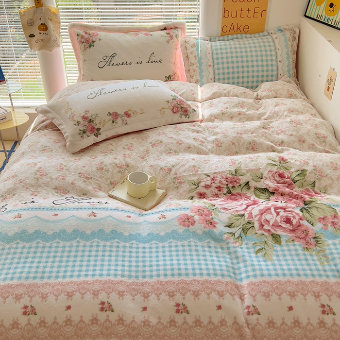 91家纺网 家纺一手货源 找家纺 金爱家 2024新款ins大版牛奶绒数码印花四件套 绒大版-秘密花园