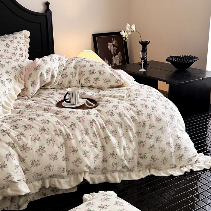 91家纺网 家纺一手货源 找家纺 潘朵拉家纺 2024爆款绒法式双层牛奶绒花边四件套 花溪