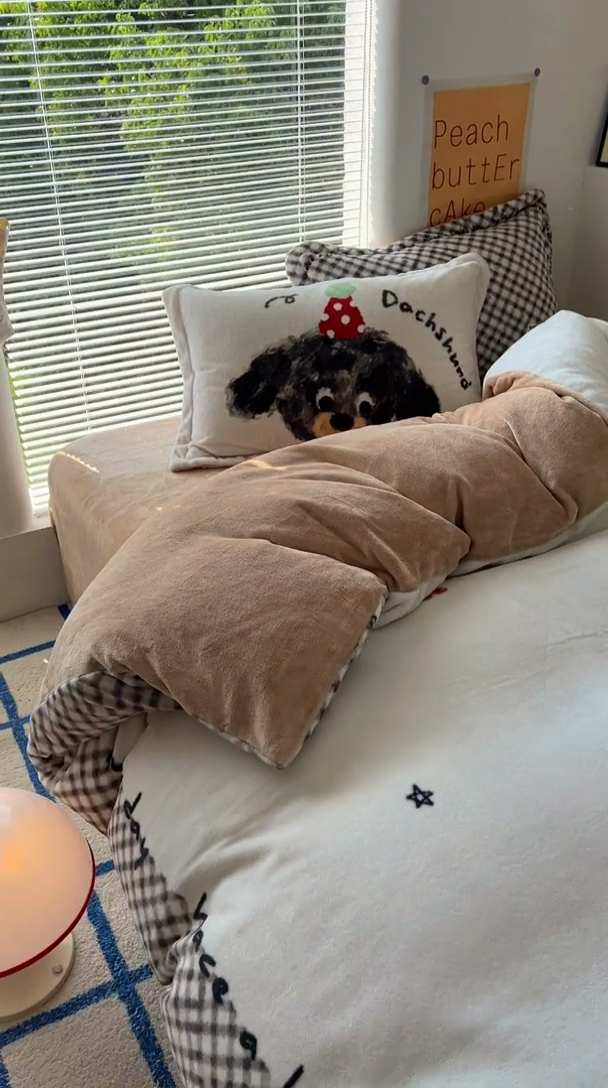 91家纺网 家纺一手货源 找家纺 金爱家 2024新款ins大版牛奶绒数码印花四件套 绒大版-樱桃小狗