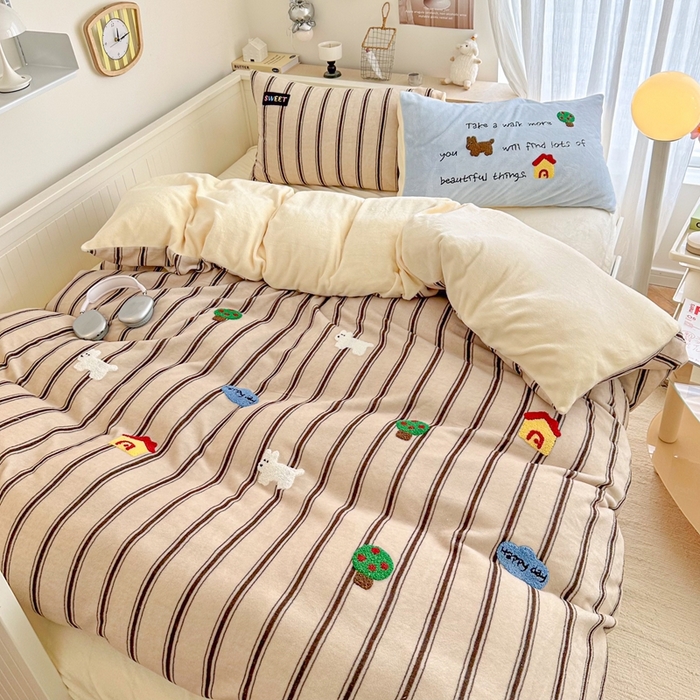 91家纺网 家纺一手货源 找家纺 呗旺鹿 2024新款A类高克重散盘印花毛巾绣牛奶绒四件套 森林小狗