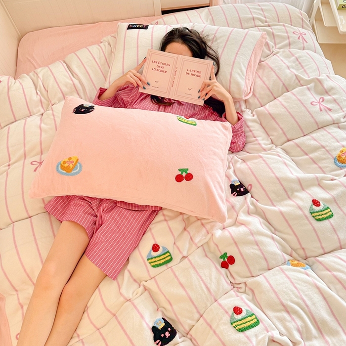 91家纺网 家纺一手货源 找家纺 呗旺鹿 2024新款A类高克重散盘印花毛巾绣牛奶绒四件套 开心派对