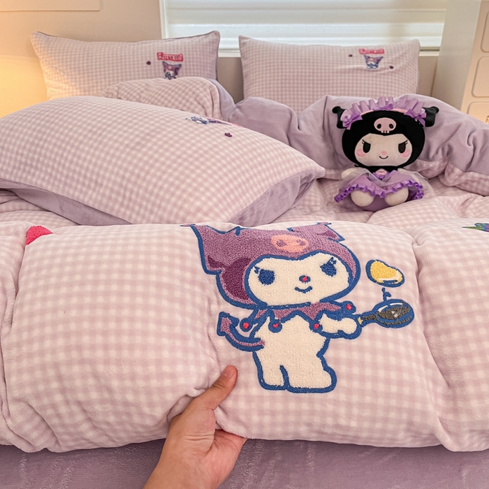 91家纺网 家纺一手货源 找家纺 金爱家 2024新款正版三丽鸥授权毛巾绣刺绣工艺加厚牛奶绒系列四件套 绒毛巾绣-小紫格库洛米