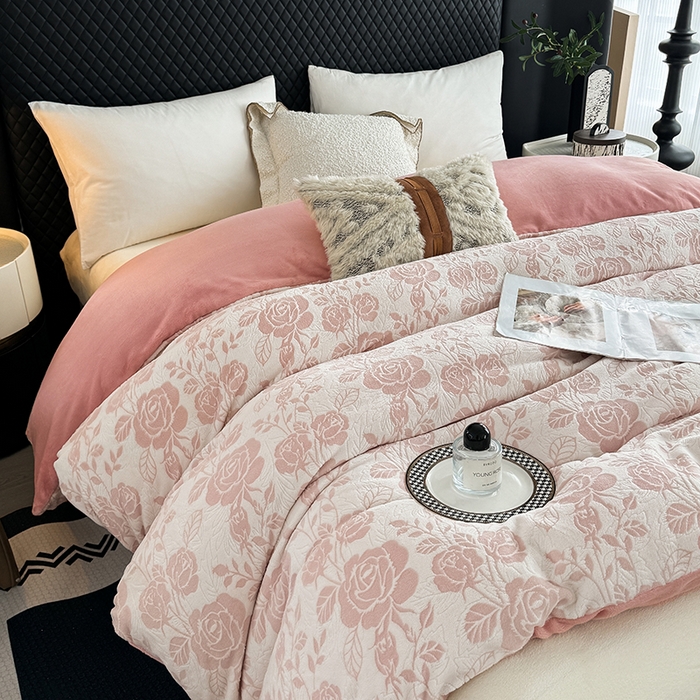 91家纺网 家纺一手货源 找家纺 金盛纺 2024新款高克重雕花绒单被套 玫瑰花舞