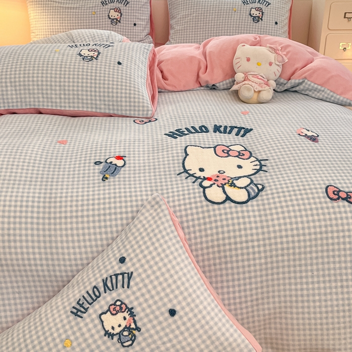 91家纺网 家纺一手货源 找家纺 金爱家 2024新款正版三丽鸥授权毛巾绣刺绣工艺加厚牛奶绒系列四件套 绒毛巾绣-蓝格甜筒kitty