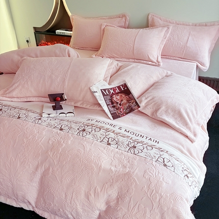 91家纺网 家纺一手货源 找家纺 （总）典曼家纺 2024新款牛奶绒拼接绣花四件套-丛林猎豹（带包装）