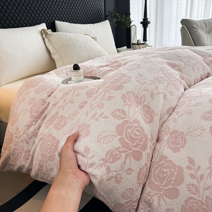 91家纺网 家纺一手货源 找家纺 金盛纺 2024新款高克重雕花绒单被套 玫瑰花舞