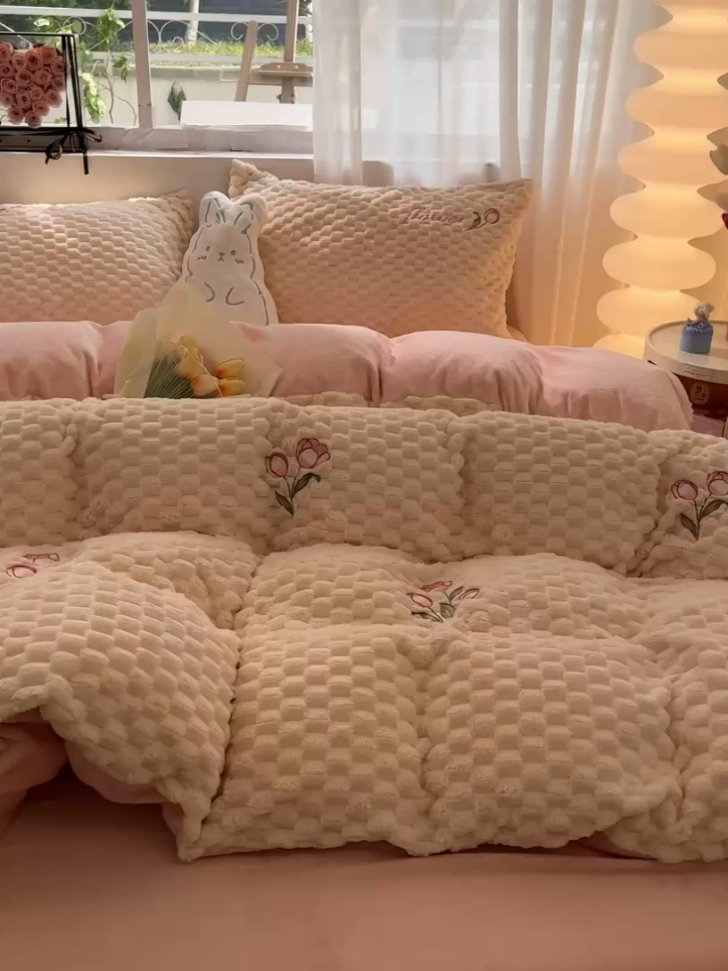 91家纺网 家纺一手货源 找家纺 慕尚家纺  2025新款豆豆绒刺绣四件套 玫瑰 白粉