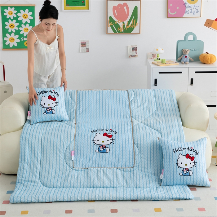 91家纺网 家纺一手货源 找家纺 照世家纺 2024新款亲肤舒适三丽鸥可爱卡通抱枕被 凯蒂猫-蓝
