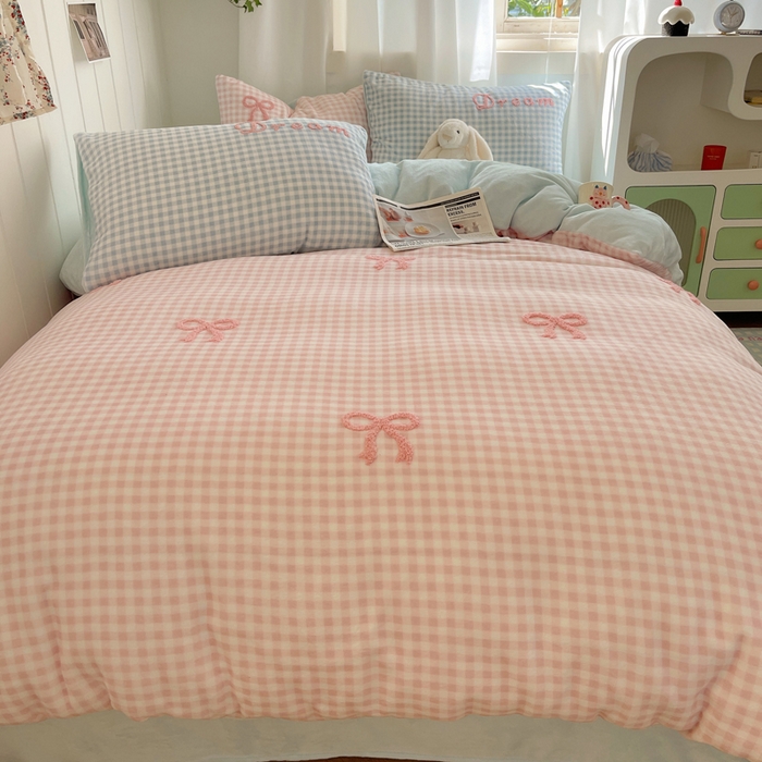 91家纺网 家纺一手货源 找家纺 顾里家纺 2024新款格子蝴蝶结毛巾绣牛奶绒四件套 粉蓝蝴蝶结