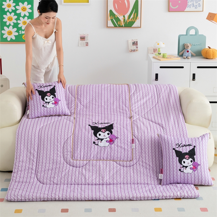91家纺网 家纺一手货源 找家纺 照世家纺 2024新款亲肤舒适三丽鸥可爱卡通抱枕被 库洛米-紫