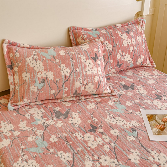 91家纺网 家纺一手货源 找家纺 金丝鸟家纺 2024新款加厚240g立体雕花牛奶绒床笠 蝴蝶花 粉