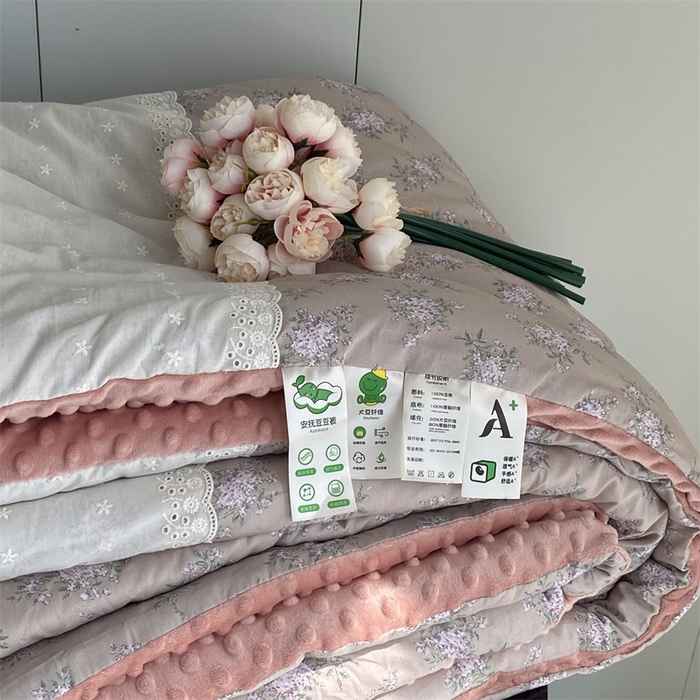 91家纺网 家纺一手货源 找家纺 2025新款秋冬季棉加豆豆绒法式花边款豆豆被被芯 紫薇花