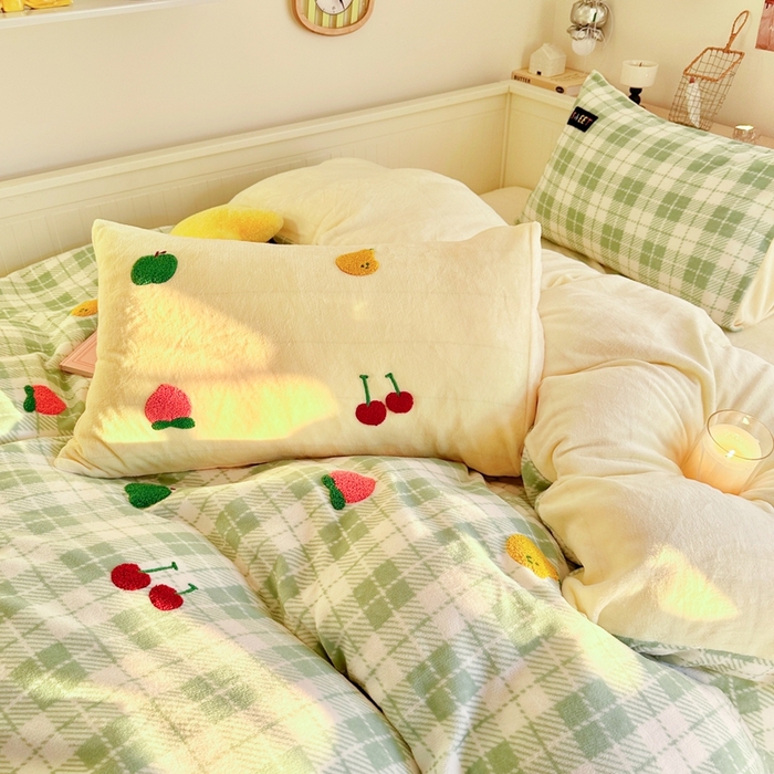 91家纺网 家纺一手货源 找家纺 呗旺鹿 2024新款A类高克重散盘印花毛巾绣牛奶绒四件套 水果世界