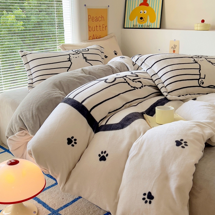 91家纺网 家纺一手货源 找家纺 金爱家 2024新款ins大版牛奶绒数码印花四件套 绒大版-睡睡猫