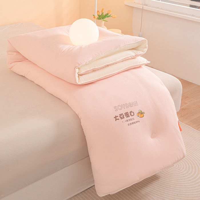 91家纺网 家纺一手货源 找家纺 佳居缘 2025新款小奶猫A类针织棉火山绒大豆被被子被芯软糯单人双人被芯冬被 奶油粉米黄双拼