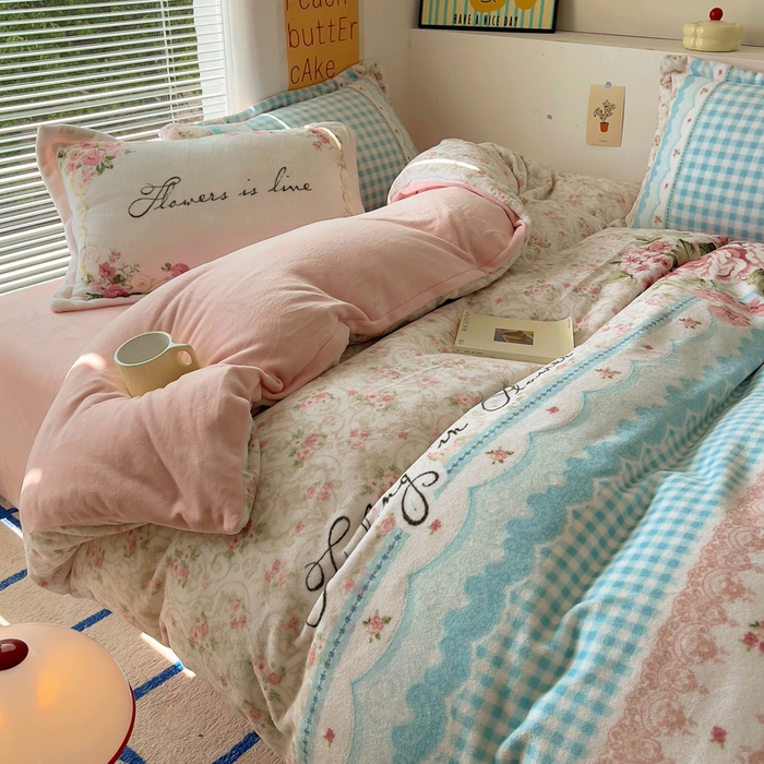 91家纺网 家纺一手货源 找家纺 金爱家 2024新款ins大版牛奶绒数码印花四件套 绒大版-秘密花园