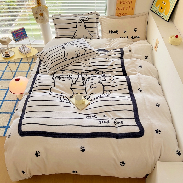 91家纺网 家纺一手货源 找家纺 金爱家 2024新款ins大版牛奶绒数码印花四件套 绒大版-睡睡猫