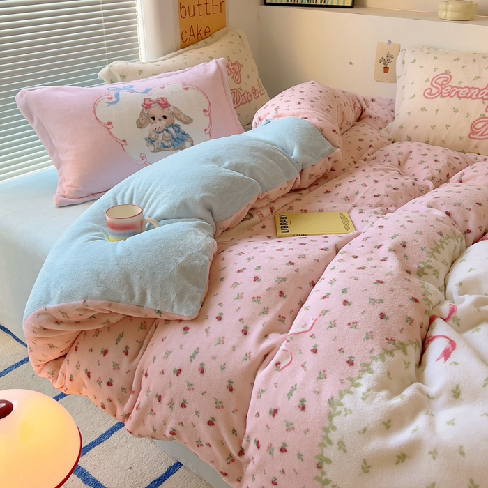 91家纺网 家纺一手货源 找家纺 金爱家 2024新款ins大版牛奶绒数码印花四件套 绒大版-抱抱兔